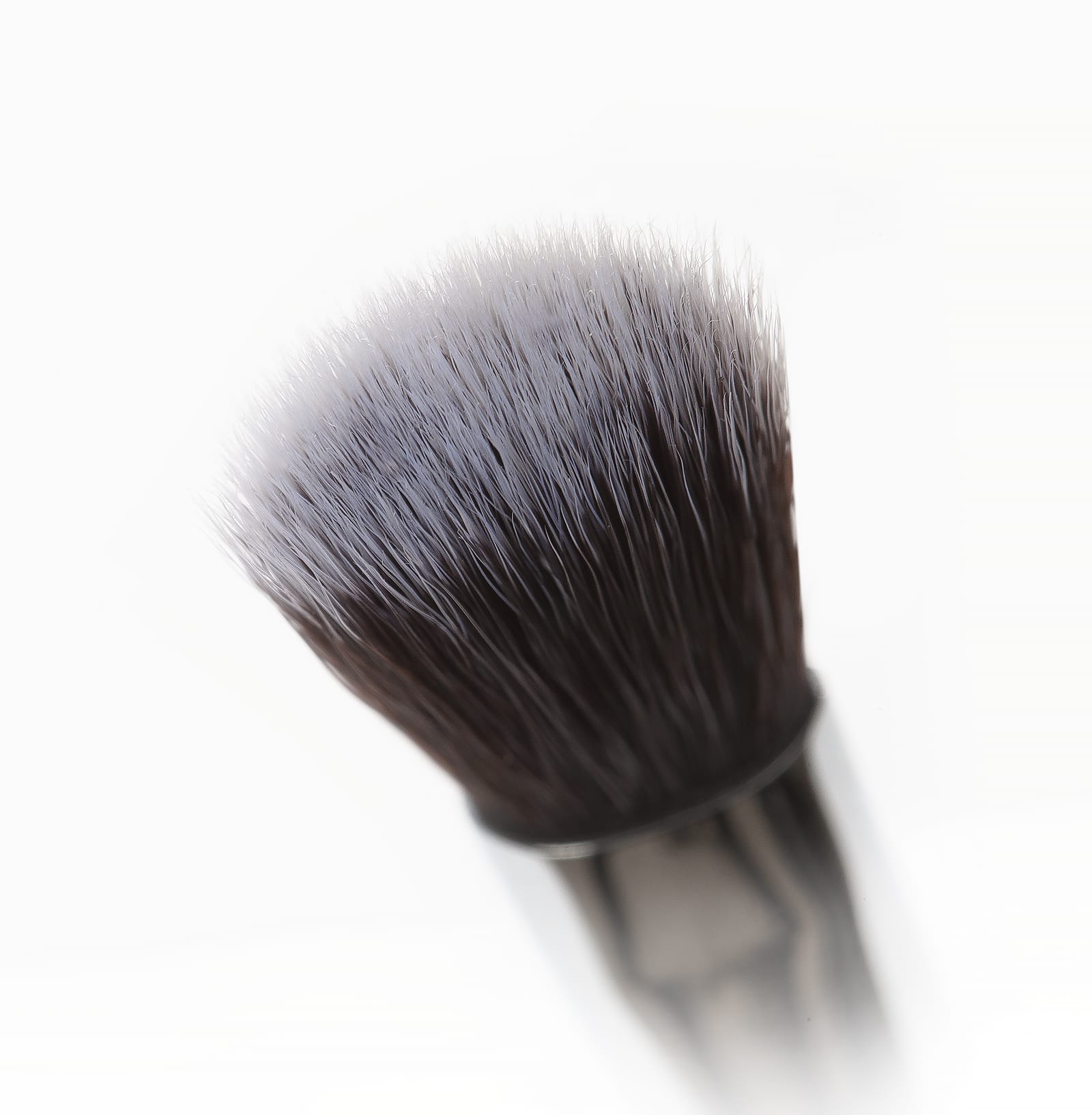 Close-up view of Nanshy Blending Eyeshadow Brush with soft, antibacterial synthetic bristles and a pearl-coated handle. Ideal for seamless blending and shading of eyeshadows, perfect for powders and creams, and designed for both wet and dry formulas.