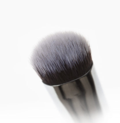 Close-up of the bristles of the Nanshy Large Shader eyeshadow brush with a sleek, pearl-coated handle.